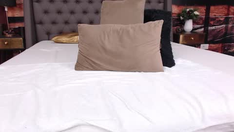 Elle online show from December 5, 2025, 4:54 am