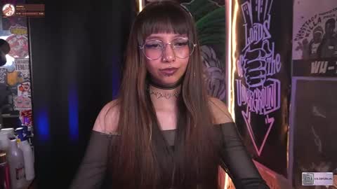 Snapshot of elle_uwu chatting on October 21, 2025, 7:36 pm follow me on instagram . online show from October 21, 2025, 7:36 pm