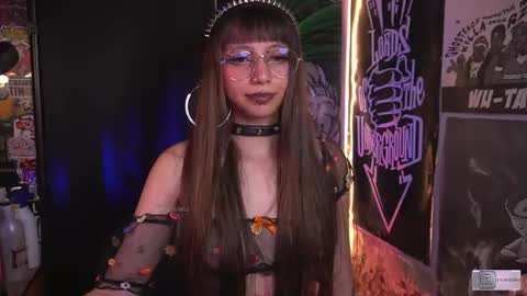 Snapshot of elle_uwu chatting on October 22, 2025, 3:23 pm follow me on instagram . online show from October 22, 2025, 3:23 pm