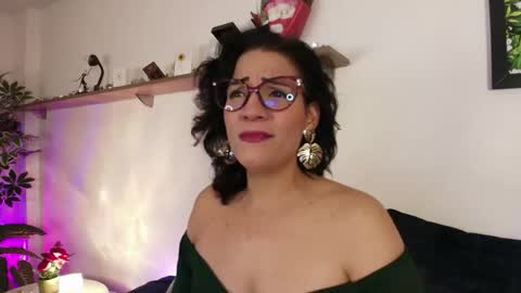 elliee1 online show from June 3, 2026, 12:19 pm