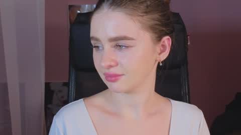 Snapshot of elliephant_ chatting on December 23, 2024, 5:22 pm just Emily online show from December 23, 2024, 5:22 pm