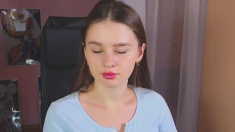 Snapshot of elliephant_ chatting on January 3, 2025, 12:30 pm just Emily online show from January 3, 2025, 12:30 pm