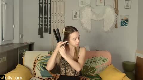 elly_ary online show from December 1, 2025, 9:20 pm