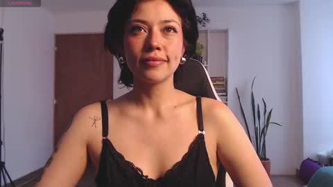 Snapshot of elly_uwuw chatting on October 22, 2025, 9:14 pm Emy Castro online show from October 22, 2025, 9:14 pm