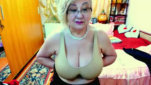 ellyhot53 online show from May 15, 2026, 1:07 pm