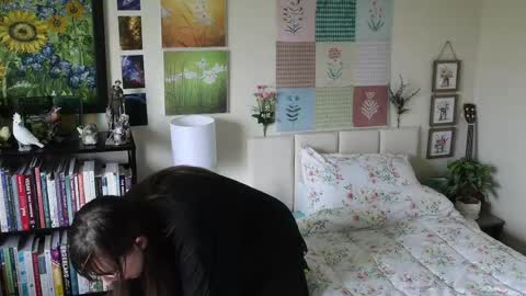 Elly Naomi online show from May 9, 2026, 4:56 pm