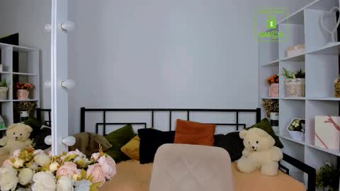 elma_lily online show from December 1, 2025, 7:02 am