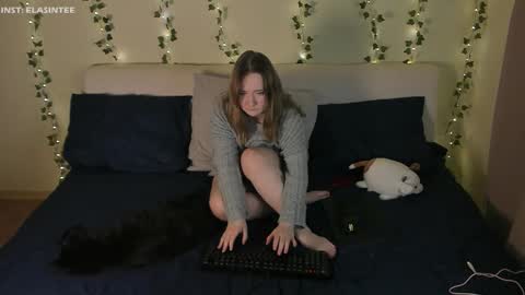 Ela give me a thumbs up if you like it  and this is important for the development of the account online show from November 25, 2025, 5:57 pm