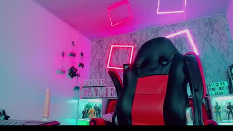 Snapshot of emeli_roushot chatting on December 10, 2024, 4:13 am Emeli online show from December 10, 2024, 4:13 am