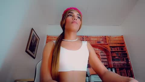 Snapshot of emeli_roushot chatting on January 13, 2025, 5:44 pm Emeli online show from January 13, 2025, 5:44 pm