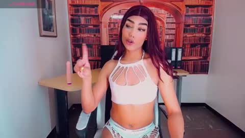 Snapshot of emeli_roushot chatting on February 12, 2025, 11:18 am Emeli online show from February 12, 2025, 11:18 am