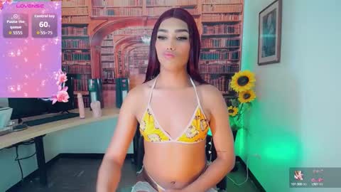 Snapshot of emeli_roushot chatting on October 13, 2025, 11:10 am Emeli online show from October 13, 2025, 11:10 am