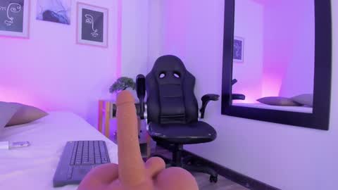 emelie_89 online show from February 5, 2025, 5:53 pm