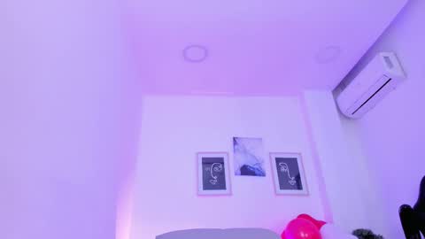 emelie_89 online show from February 15, 2025, 6:12 pm