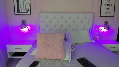 Snapshot of emelie_ch_ chatting on December 7, 2024, 5:15 am Emily  online show from December 7, 2024, 5:15 am