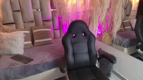 Snapshot of emelie_ch_ chatting on January 15, 2025, 1:23 am Emily  online show from January 15, 2025, 1:23 am