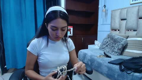 Snapshot of emelie_ch_ chatting on January 21, 2025, 11:34 pm Emily  online show from January 21, 2025, 11:34 pm