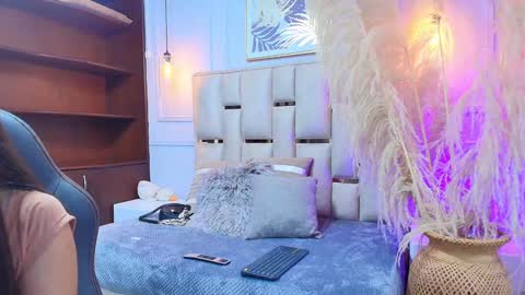 Snapshot of emelie_ch_ chatting on January 23, 2025, 12:04 am Emily  online show from January 23, 2025, 12:04 am