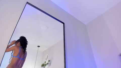 Snapshot of emely_deluxe chatting on October 18, 2025, 11:33 am Emely online show from October 18, 2025, 11:33 am