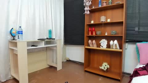 Snapshot of emely_garcia chatting on December 5, 2024, 12:30 am Emely online show from December 5, 2024, 12:30 am