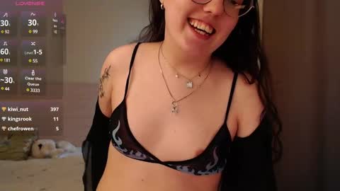 Snapshot of emi_gooflord chatting on February 28, 2025, 11:25 am Emi online show from February 28, 2025, 11:25 am