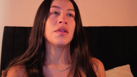 Emilia Gomez online show from November 10, 2025, 12:48 pm