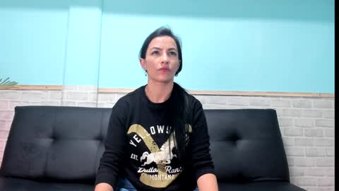 Snapshot of emiily_smile chatting on January 21, 2025, 5:51 pm Emily online show from January 21, 2025, 5:51 pm