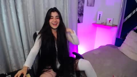 emilayton_ online show from December 3, 2024, 6:37 am