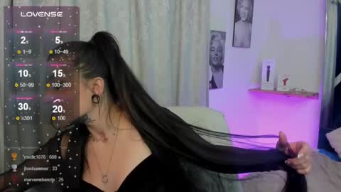 emilayton_ online show from January 18, 2025, 10:17 am