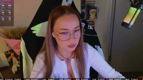 Snapshot of emili1_bc chatting on November 18, 2025, 6:01 pm Emili online show from November 18, 2025, 6:01 pm