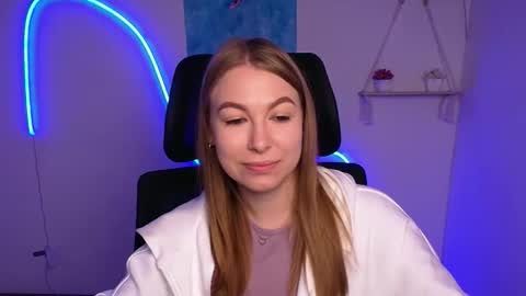 Emilia online show from November 4, 2025, 6:34 am