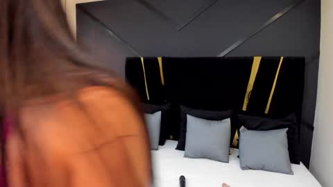 Snapshot of emiliee_xx chatting on December 27, 2024, 5:26 pm Emillie online show from December 27, 2024, 5:26 pm