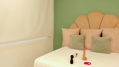 Snapshot of emiliee_xx chatting on February 12, 2025, 12:12 pm Emillie online show from February 12, 2025, 12:12 pm