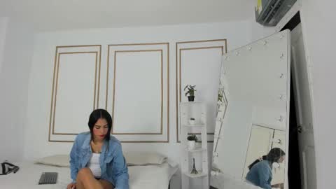 emily_gaviria1 online show from March 26, 2026, 12:11 pm