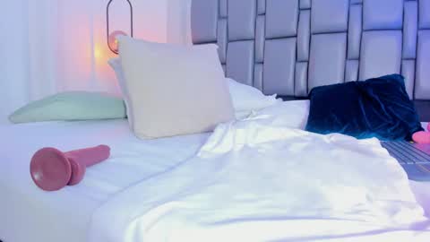 Snapshot of emily_gil1 chatting on February 15, 2025, 5:28 pm Emi online show from February 15, 2025, 5:28 pm