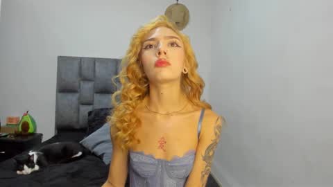 Snapshot of emily_pons chatting on January 6, 2026, 6:44 pm Emi online show from January 6, 2026, 6:44 pm