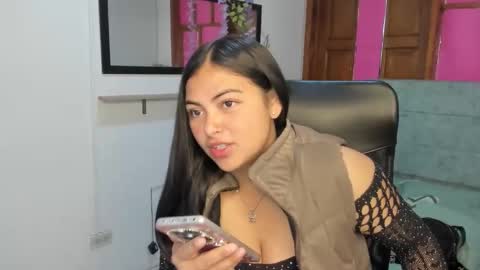 Emily Simt  online show from April 28, 2026, 12:43 pm