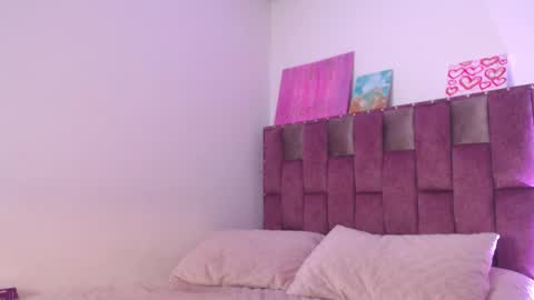 emily_w2 online show from September 19, 2025, 4:03 am