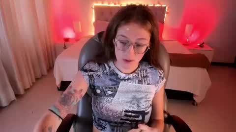 emily_warren__ online show from October 3, 2025, 9:45 pm