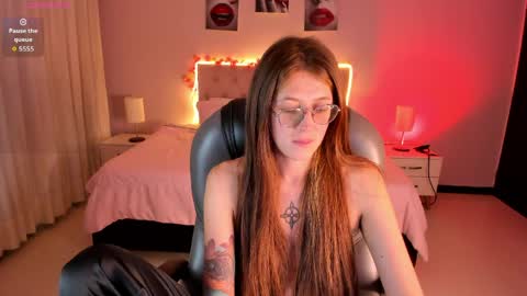 emily_warren__ online show from April 7, 2026, 9:26 pm