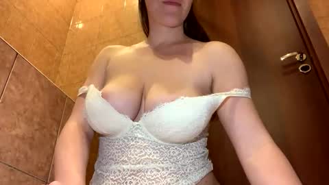 Snapshot of emilygibbes chatting on October 21, 2025, 10:43 pm emilygibbes online show from October 21, 2025, 10:43 pm