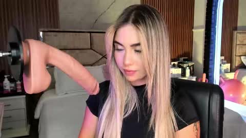 Emily Hendrix online show from September 20, 2025, 8:21 pm