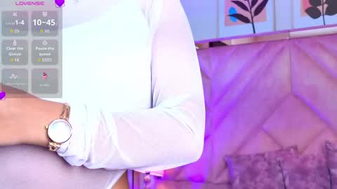 Emilyjonnes  online show from April 14, 2026, 9:32 pm