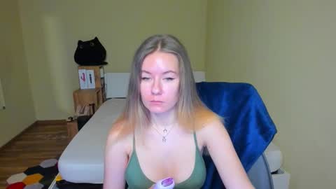 Snapshot of emilyy____ chatting on February 14, 2025, 8:52 am Emily online show from February 14, 2025, 8:52 am