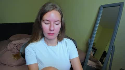 Snapshot of emilyy____ chatting on October 18, 2025, 11:00 am Emily online show from October 18, 2025, 11:00 am