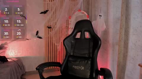   online show from October 28, 2025, 9:06 pm