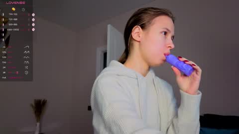 Snapshot of emma_clon chatting on September 29, 2025, 1:33 am Emma online show from September 29, 2025, 1:33 am