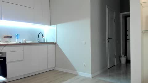 Emma online show from November 5, 2025, 3:39 am