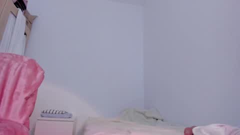 Snapshot of emma_rr chatting on December 19, 2024, 12:01 pm Emma online show from December 19, 2024, 12:01 pm