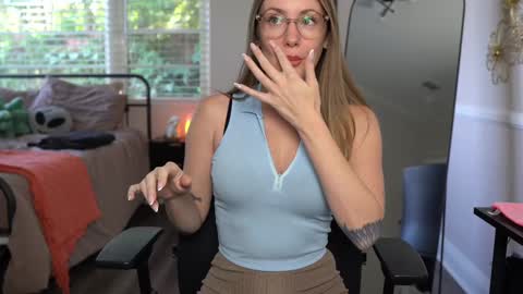 Emma Ruby online show from December 5, 2024, 6:00 pm